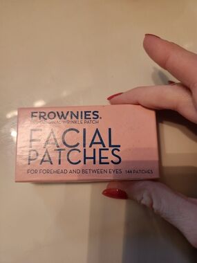 Frownies Facial Patches in Pink – Forehead & Between Eyes Wrinkle Patches